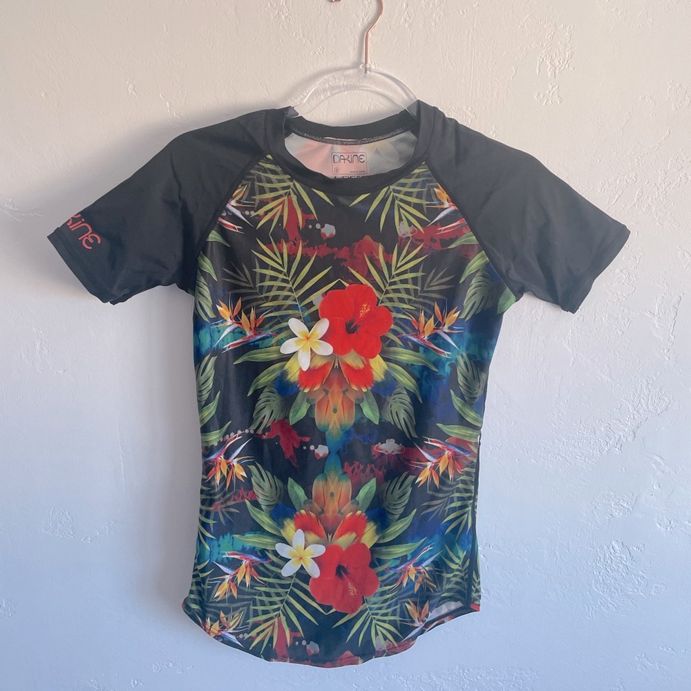 Dakine women’s swim surf top upf size small excellent condition